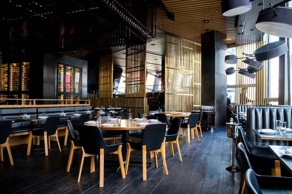 Mesa de restaurante servida, ejemplo de rubro gastronómico
