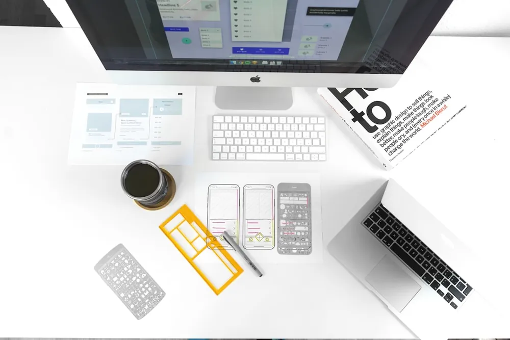 Equipo de diseño web trabajando