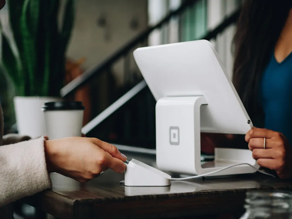 Cliente conforme dando una calificación positiva - gestión de reputación online
