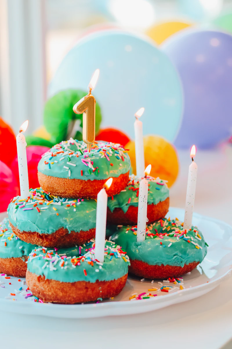 Fiesta de cumpleaños infantil con decoración colorida