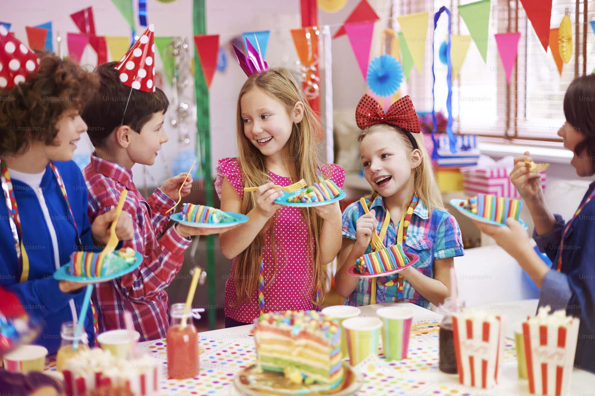 Niños disfrutando en fiesta con globos