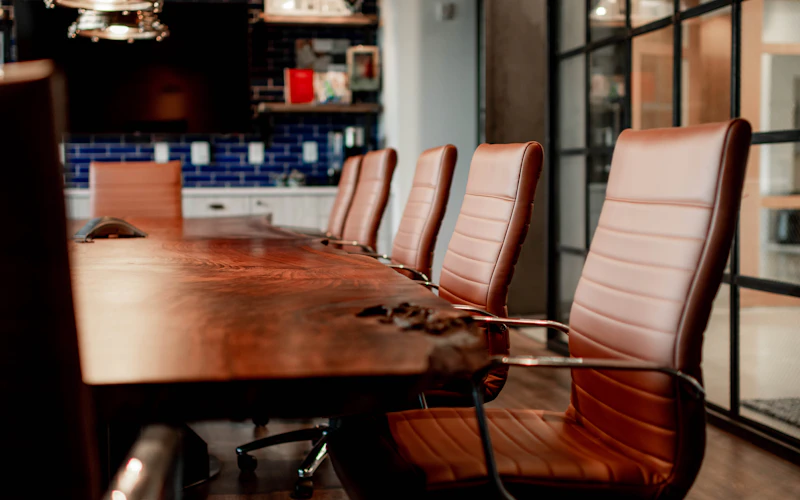 Equipo de abogados colaborando en una reunión
